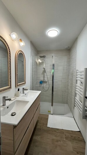 Regadera, toallas, jabón, papel de baño 