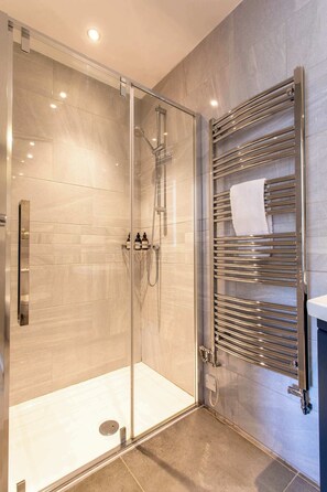 Dusche, Haartrockner, Handtücher