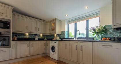 Bright Lofty House with Parking and Hot Tub
