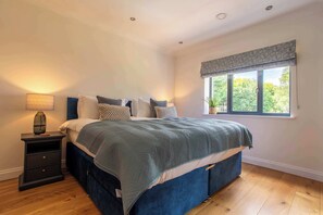 3 bedrooms, desk, iron/ironing board, travel crib - Bright Lofty House with Parking and Hot Tub (Bath and North East Somerset)