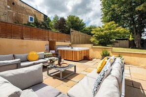 Outdoor spa tub - Bright Lofty House with Parking and Hot Tub (Bath and North East Somerset)