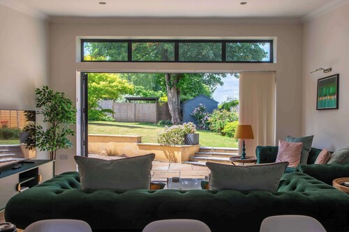 Bright Lofty House with Parking and Hot Tub