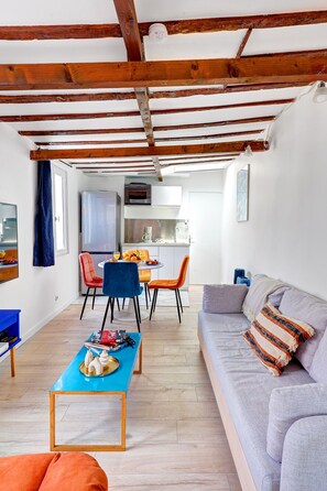 ซิตี้อพาร์ทเมนท์, ปลอดบุหรี่, วิวสวนหย่อม | บริเวณนั่งเล่น | สมาร์ททีวี 40 นิ้ว พร้อมช่องดาวเทียม