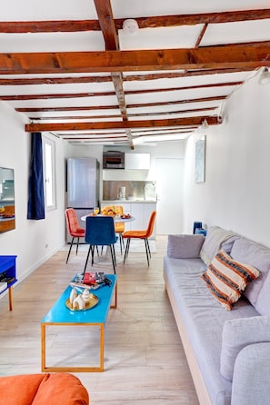 Apartamento urbano, para não fumantes, vista para o pátio | Área de estar | Smart TV 40 polegadas com canais via satélite