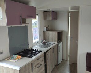 Fridge, stovetop, coffee/tea maker, electric kettle
