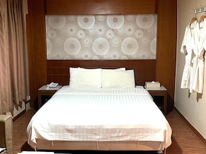 Escritorio, espacio para trabajar con laptop y wifi gratis