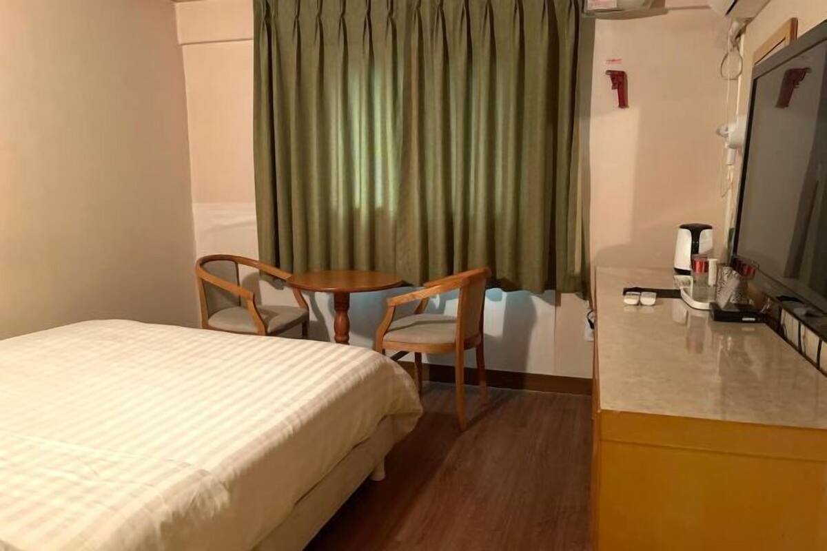 Escriptori, espai de treball apte per a portàtils i wifi gratuïta