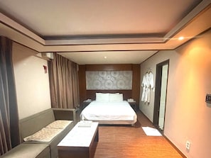 Skrivbord, arbetsyta för laptop och gratis wi-fi