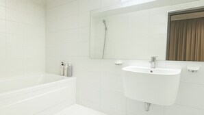 デラックス ダブルルーム | バスルーム | シャワー付き浴槽、バスアメニティ (無料)、ヘアドライヤー、タオル
