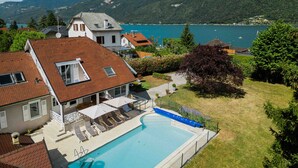 A residential property with a swimming pool, a covered patio, and a view of a lake and mountains. - Villa Mariette, large charming villa with lake view, swimming pool and large garden (Doussard)