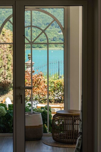 Villa Mariette, grande villa de charme avec vue lac, piscine et grand jardin