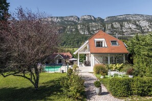 المنشأة من الخارج