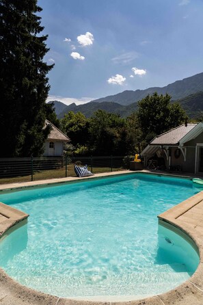 حمّام سباحة خارجي