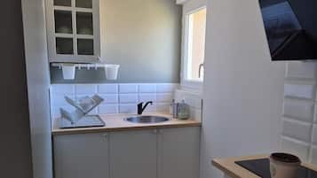 Kühlschrank, Mikrowelle, Herdplatte, Wasserkocher mit Kaffee-/Teezubehör