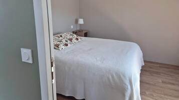1 habitación, tabla de planchar con plancha, wifi y ropa de cama