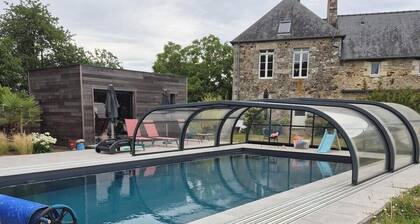 Gite de la Planchette avec piscine couverte à proximité étang et base de loisirs