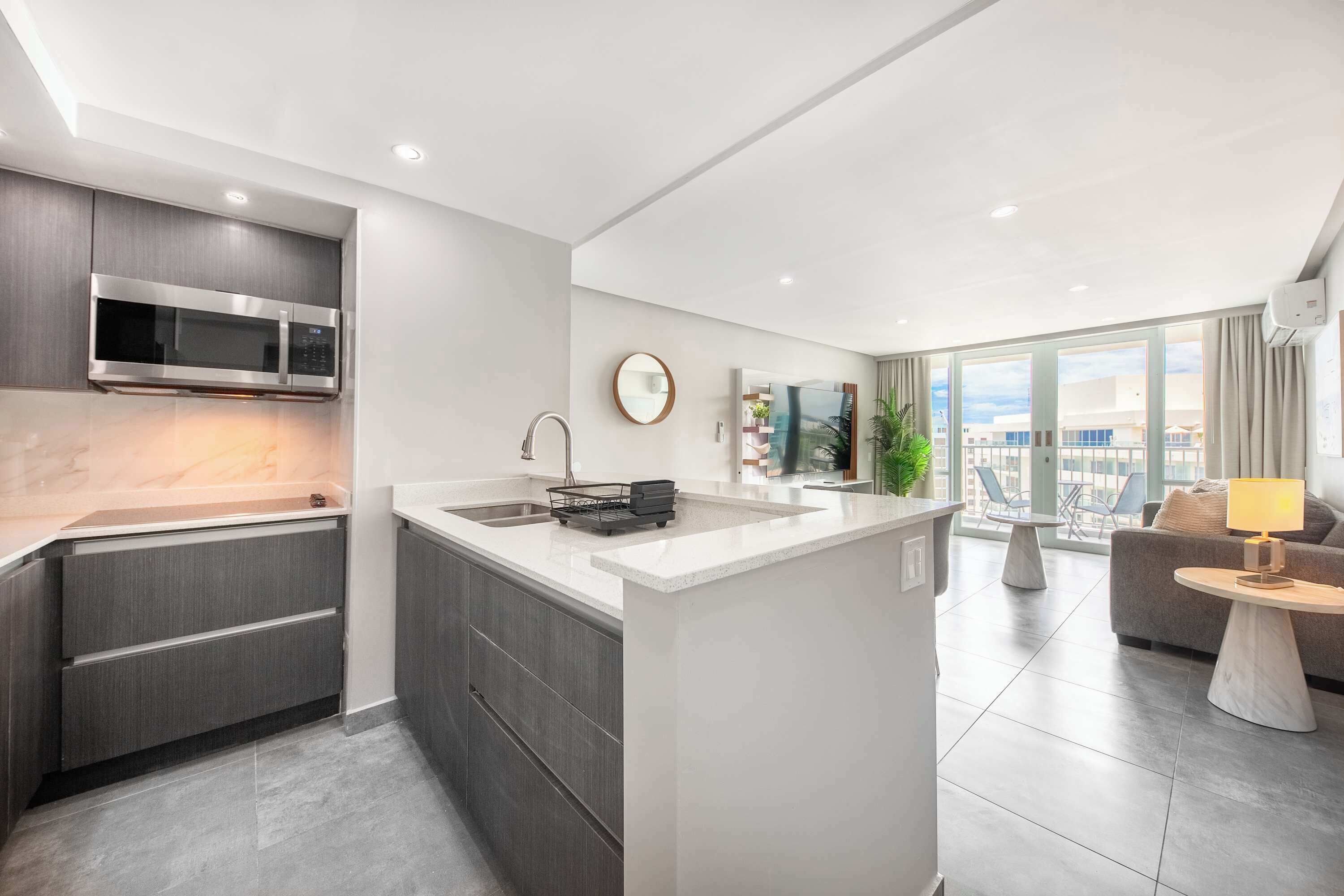 Kühlschrank, Mikrowelle, Herdplatte, Wasserkocher mit Kaffee-/Teezubehör