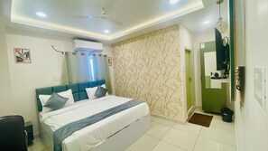 Deluxe Double Room | Free WiFi - Hotel Vistaara Grand (Pedakakani)