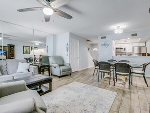 Apartamento, 3 habitaciones | Zona de estar | Una Smart TV