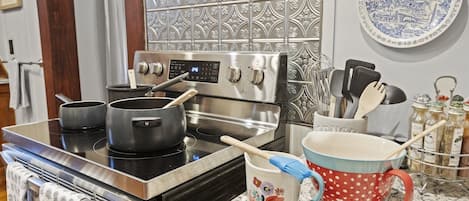 House, 2 Bedrooms | Private kitchen | Fridge, oven, coffee/tea maker