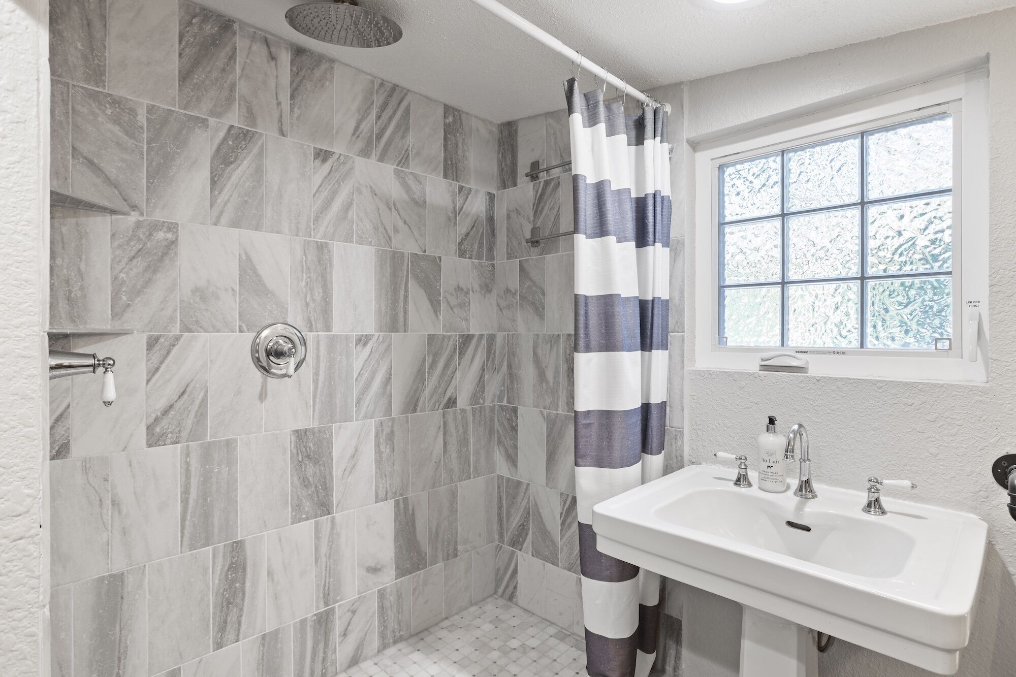 Chaumière, 1 chambre | Salle de bain | Serviettes fournies, shampooing