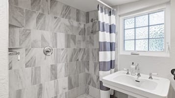 Chaumière, 1 chambre | Salle de bain | Serviettes fournies, shampooing