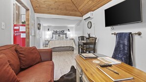 คอทเทจ, 1 ห้องนอน | บริเวณนั่งเล่น | สมาร์ททีวี