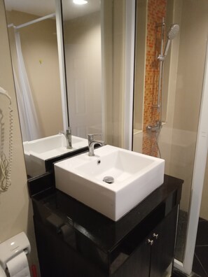 Shower, hair dryer, towels, soap - Equipped 30 m² studio in secure residence with swimming pool & beach 700m away ! (Pattaya)