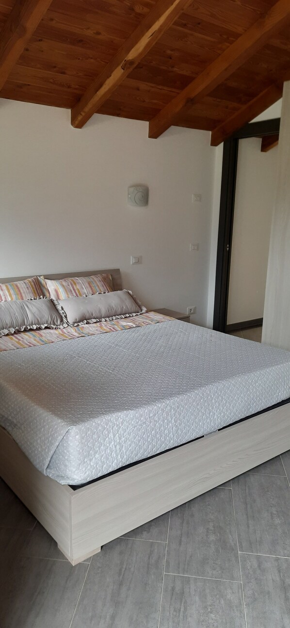 2 bedrooms, travel crib, bed sheets