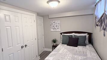 2 bedrooms, iron/ironing board, WiFi, bed sheets