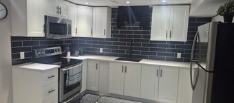 Fabulous 2-bedroom apartment with AC in charming Whitby