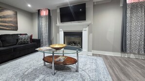 Smart TV y chimenea 