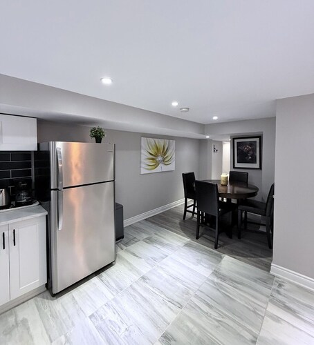 Fabulous 2-bedroom apartment with AC in charming Whitby