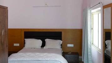 Deluxe Room | Desk, free WiFi