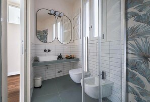 Douche, sèche-cheveux, bidet, serviettes fournies