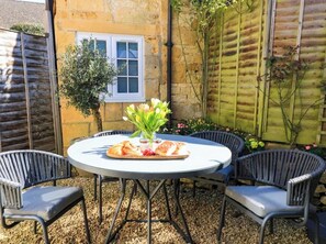 Outdoor dining - Charming 3-bedroom cottage in lovely Broadway with WiFi & Parking for 1 car. (Broadway)
