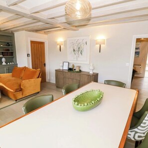Dining - Charming 3-bedroom cottage in lovely Broadway with WiFi & Parking for 1 car. (Broadway)