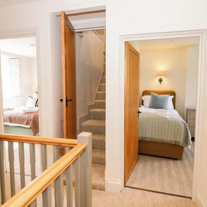 3 bedrooms, iron/ironing board, WiFi, bed sheets - Charming 3-bedroom cottage in lovely Broadway with WiFi & Parking for 1 car. (Broadway)