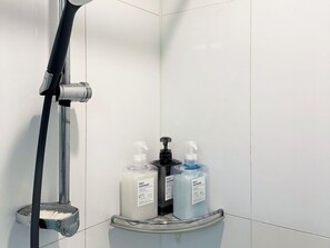 吹风机、毛巾、肥皂、卫生纸