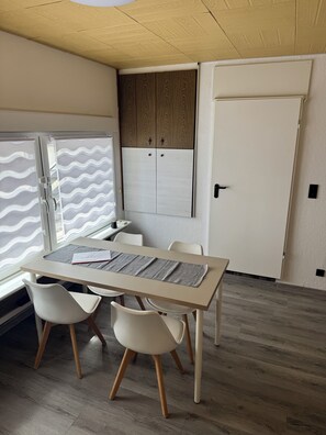 Dining - Apartment Flick (Unknown)