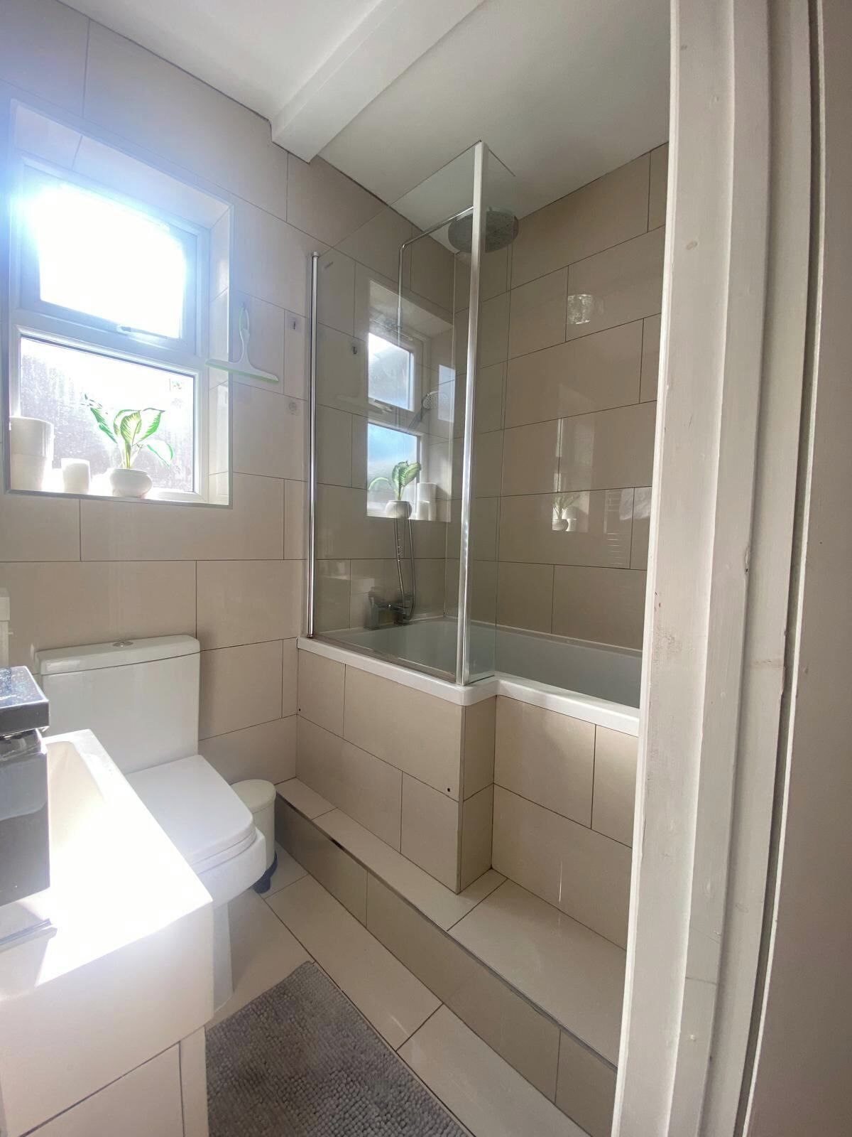 Combined shower/tub, deep soaking tub, towels