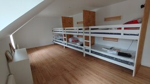 8 soverom, strykejern/-brett, reiseseng for barn og wi-fi (inkludert)