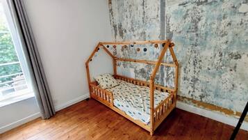 8 slaapkamers, een strijkplank/strijkijzer, reisbedje, gratis wifi