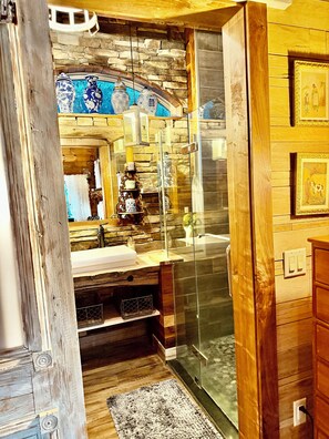 Een douche, een haardroger, handdoeken, zeep