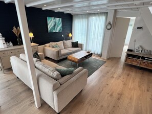 Een smart-tv, een open haard, een dvd-speler en boeken