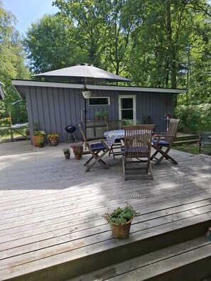 Outdoor dining - Very quiet, dog-friendly guest house. Close to the forest and lake. (Örkelljunga)