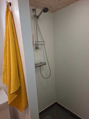 Shower, hair dryer, towels, soap - Very quiet, dog-friendly guest house. Close to the forest and lake. (Örkelljunga)