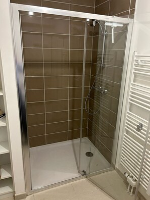 Haartrockner, Handtücher, Seife, Shampoo