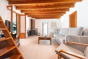 TV, fireplace - Jaume Crestatx (Sa Pobla)