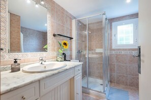 Dusche, Haartrockner, Handtücher